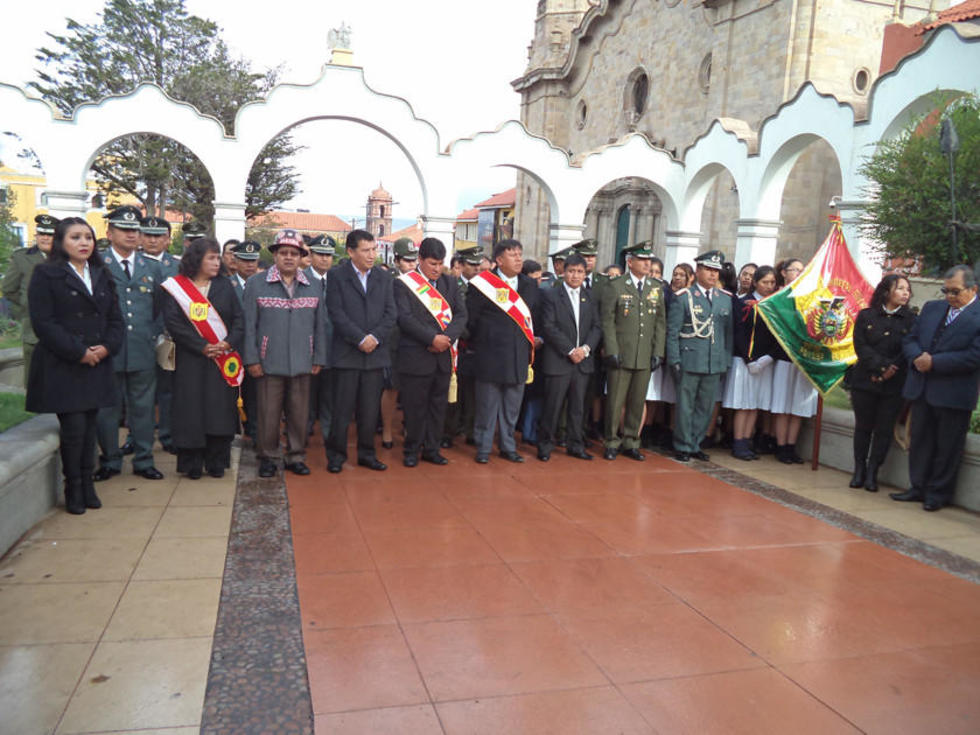 Iza de la bandera rojo y blanco destacó importancia de Potosí