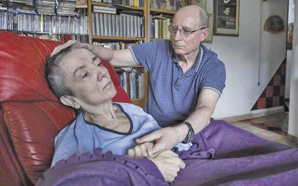 Detienen a hombre que ayudó a su esposa a morir en España