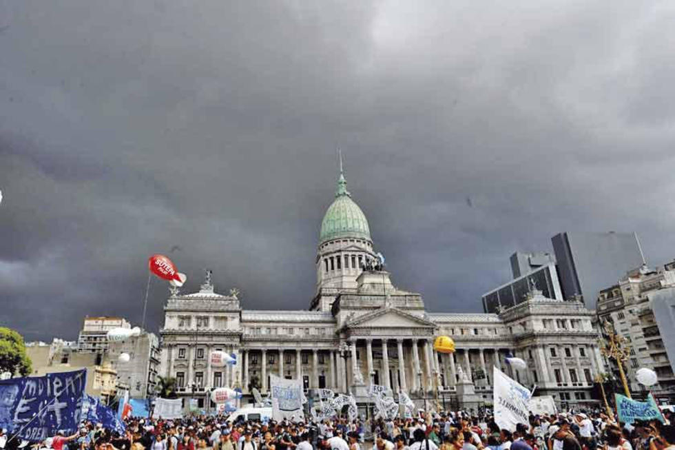 Masiva protesta pide revertir las políticas de Macri en Argentina