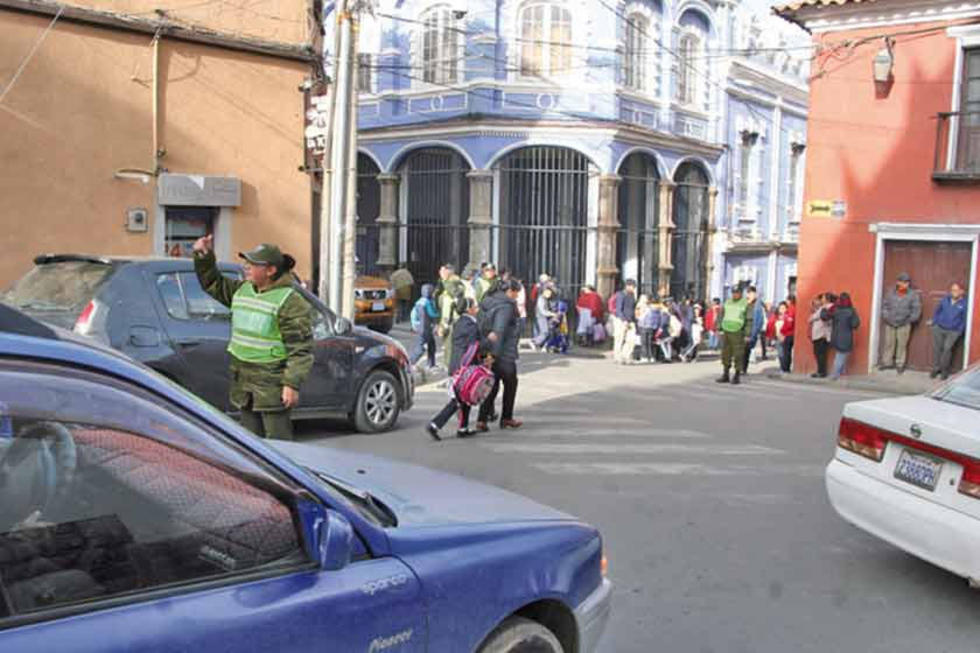 Policía inicia seguridad vial en el caótico tráfico vehicular urbano