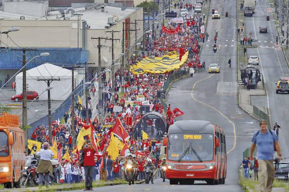 Demandan la libertad de Lula a un año de su ingreso a la cárcel