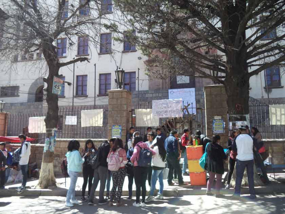 Estudiantes de Derecho bloquean edificio central de la UATF