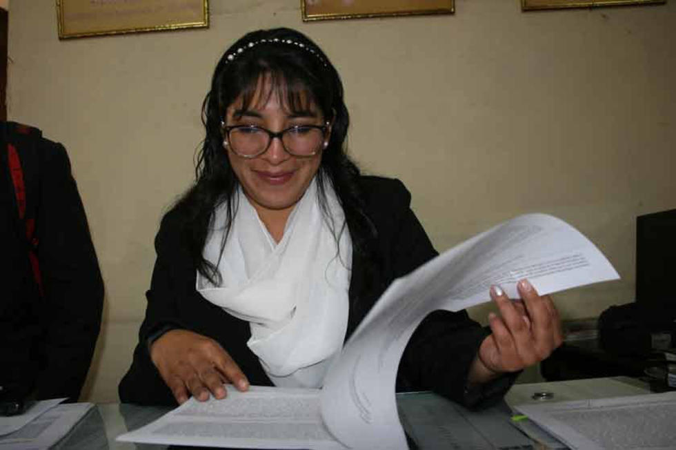 Mujer adulta abusa sexualmente a un menor de 16 años