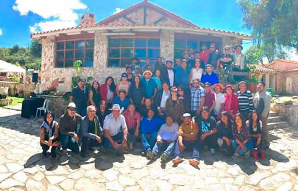Artistas plásticos muestran su arte en reunión nacional