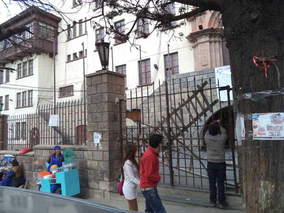 Edificio central de la UATF sigue cerrado por estudiantes de Derecho