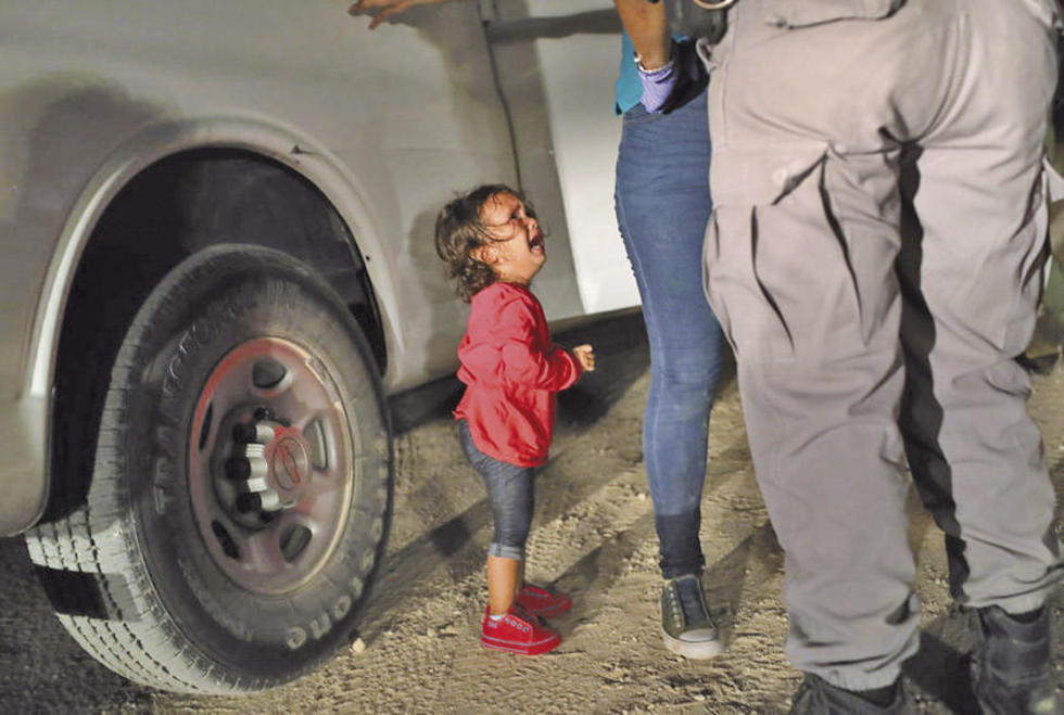 Foto de niña recibe un premio mundial