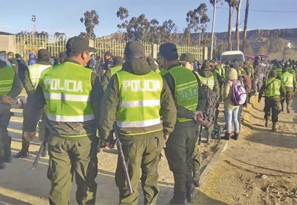 Encarcelan a 3 policías implicados en extorsión a jóvenes aprehendidos