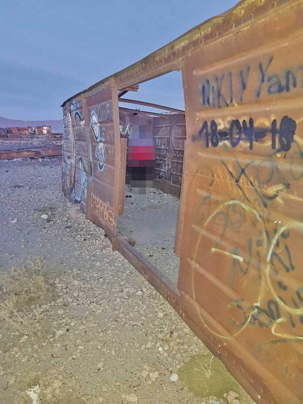 Un hombre se cuelga en el Cementerio de Trenes en Uyuni