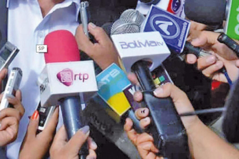 Denuncian persecución tributaria y presiones a medios en Bolivia