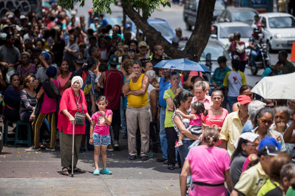 Nuevas filas en Caracas esperan distribución de la ayuda humanitaria