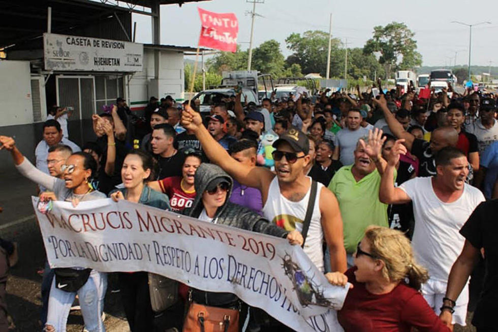Frenan a migrantes cubanos que iban hacia la capital de México