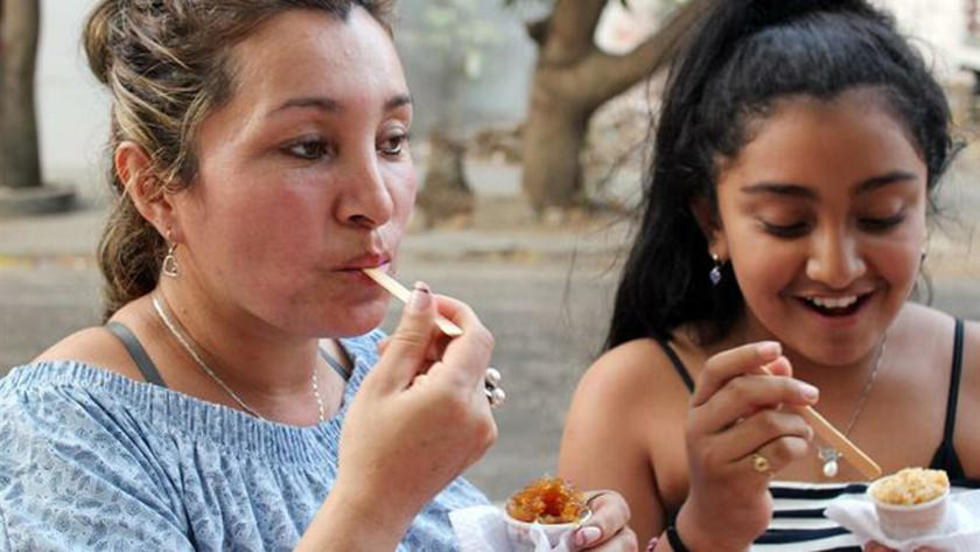La tradición de "rasguñaos" vuelve a la vida en Colombia