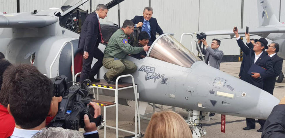Morales anuncia gestiones para la compra de aviones Pampa
