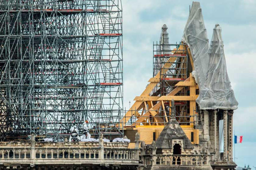 Hallan colas de cigarrillo donde  surgió el fuego de Notre Dame