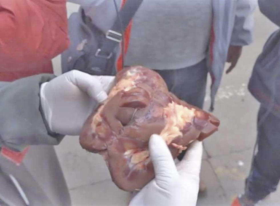 Decomisan carne putrefacta que vendían en plena calzada