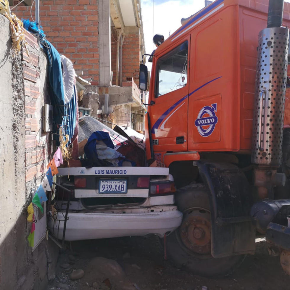 Camión se estrella contra vehículo y casa. Hay dos niños heridos