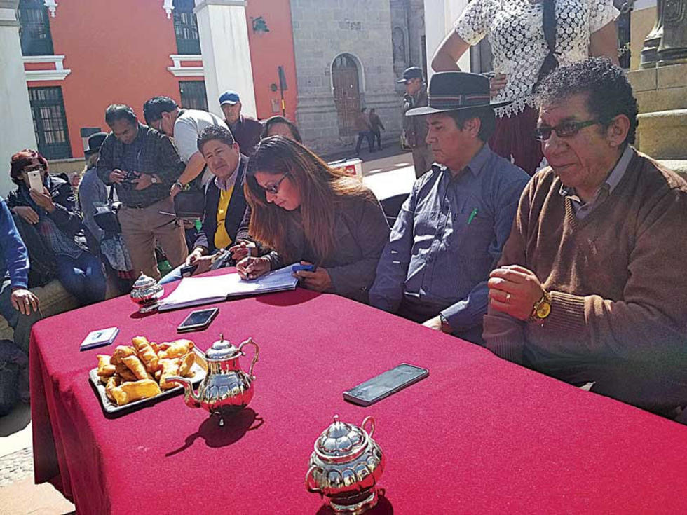 Firman acta para jornadas de mayo