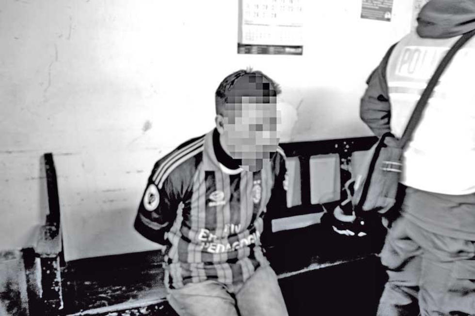 Una niña de 13 años espera  familia de su hermanastro