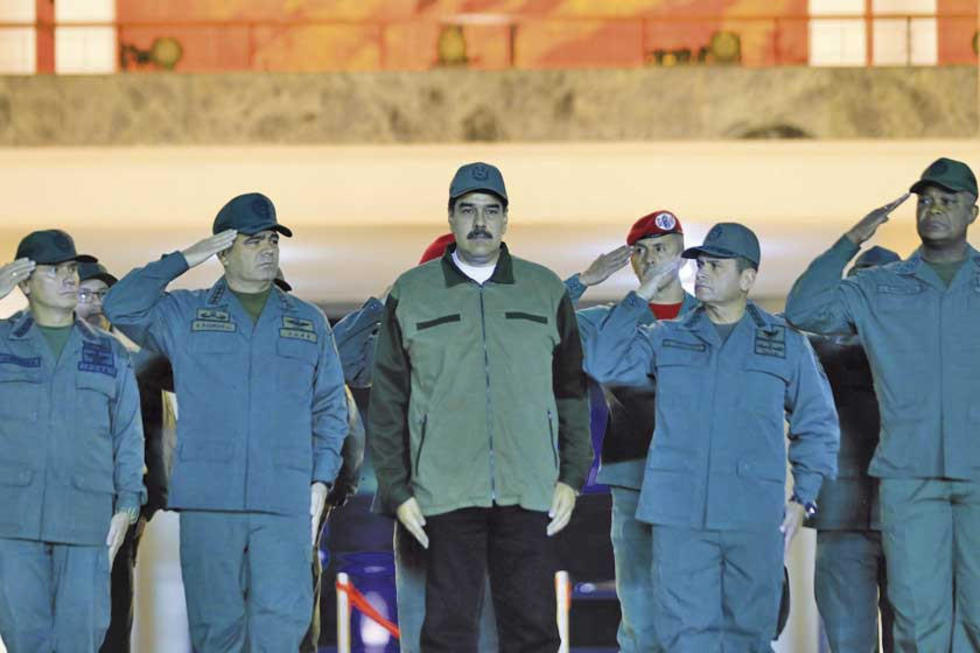 Nicolás Maduro pide desarmar a los "traidores y golpistas"