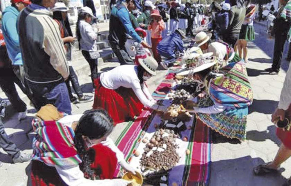 Challapata sirve el "apthapi" más grande del mundo