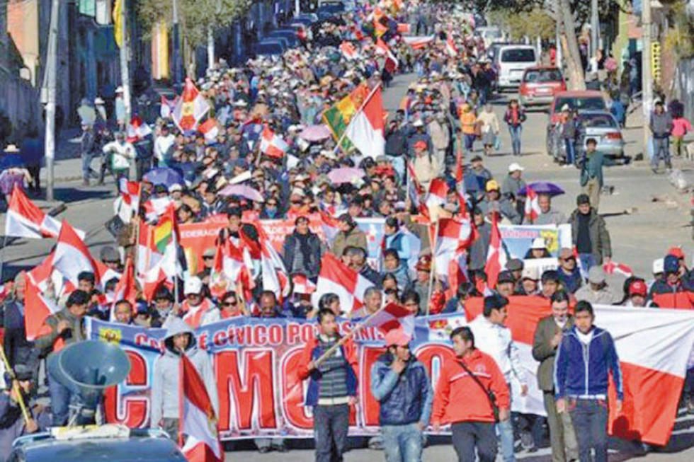 Cívicos marchan en defensa de los recursos naturales de Potosí