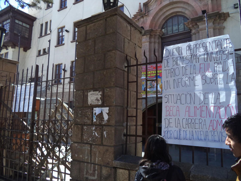 Alumnos de Administración de Empresas bloquean edificio central