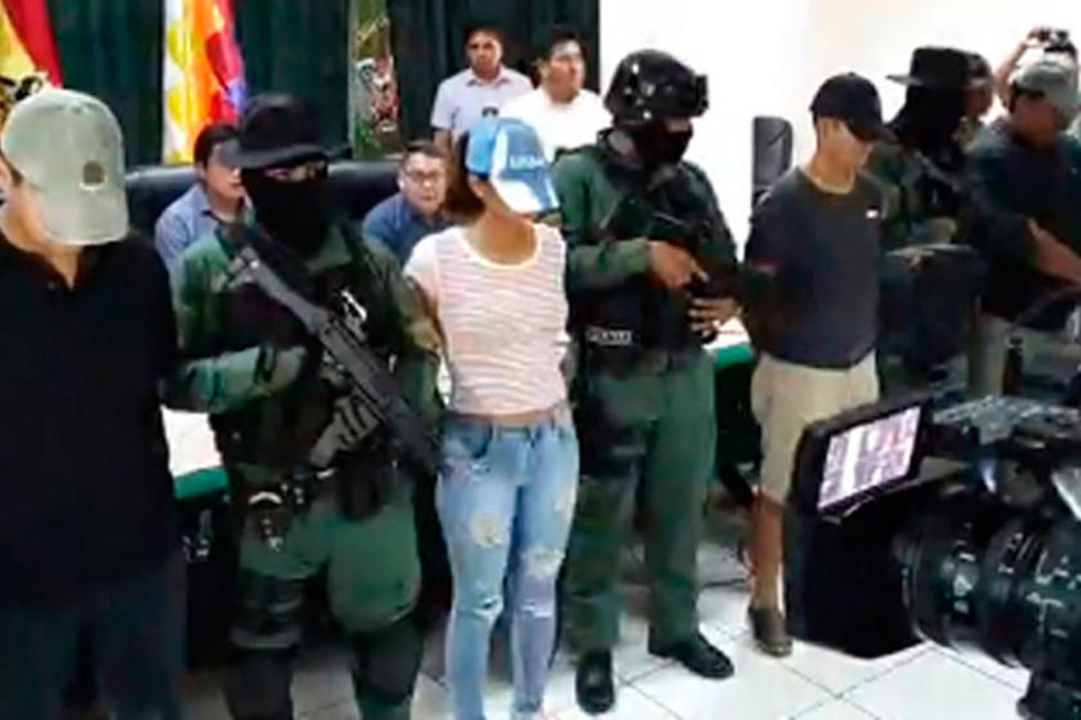 Aprehenden a policías acusados de “volteo” de droga en Santa Cruz