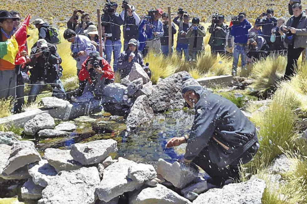 Evo prefiere "negociar y dialogar" con Chile sobre el agua del Silala