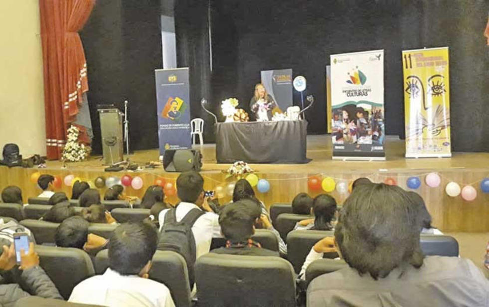 Niños aprenden a contar en guaraní en Feria del Libro