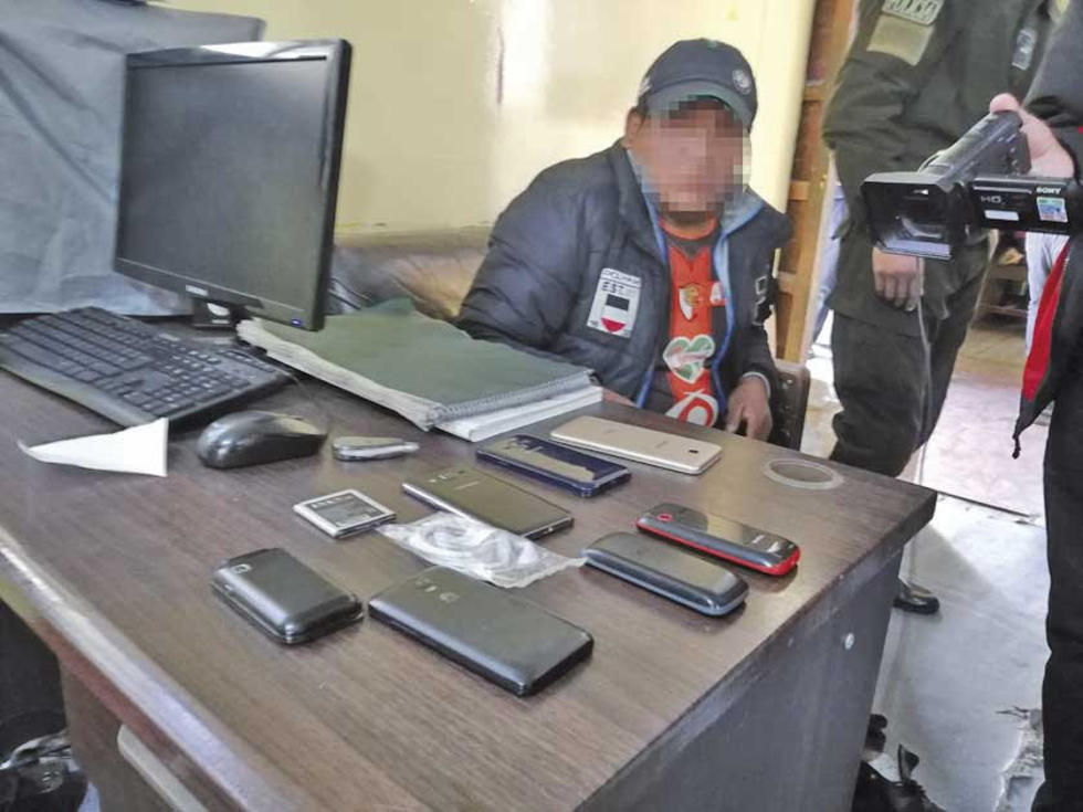 Arrestan a una persona por venta de celulares robados