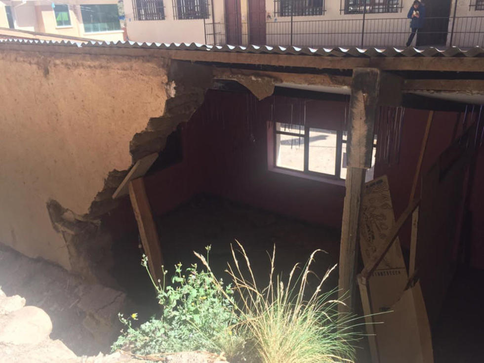 Piden reparar un muro de una escuela en Huari Huari