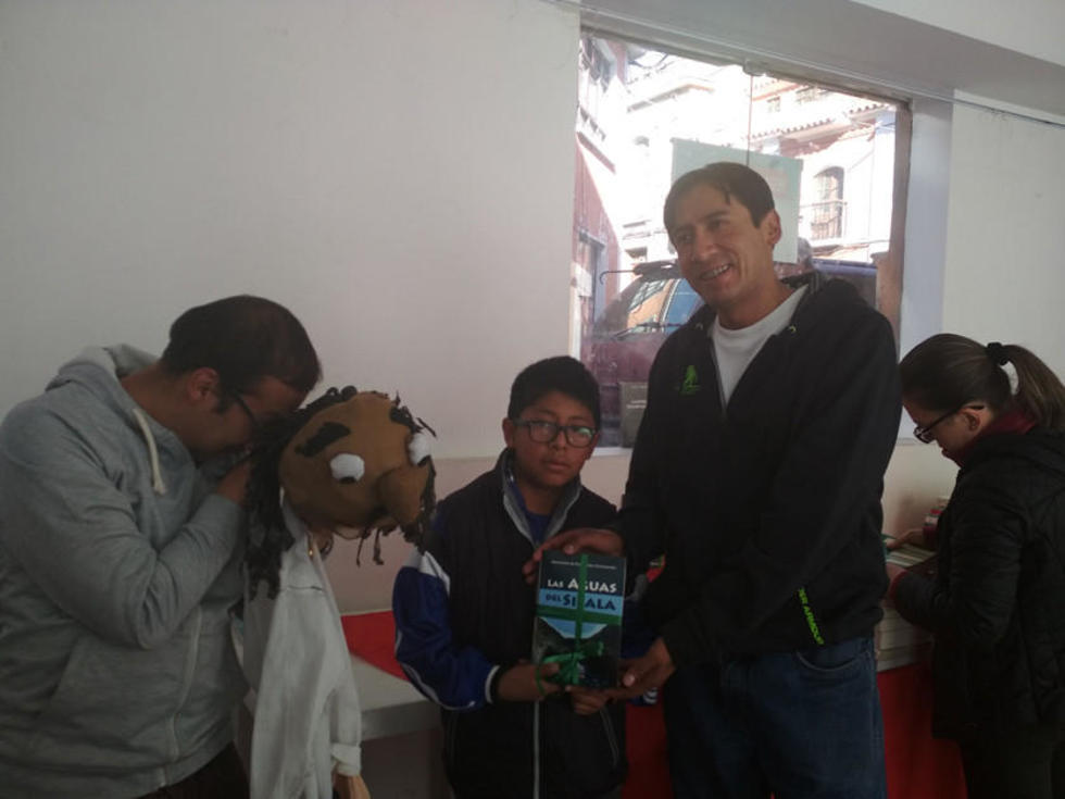 Cierran una feria con regalo de libros a los asistentes 