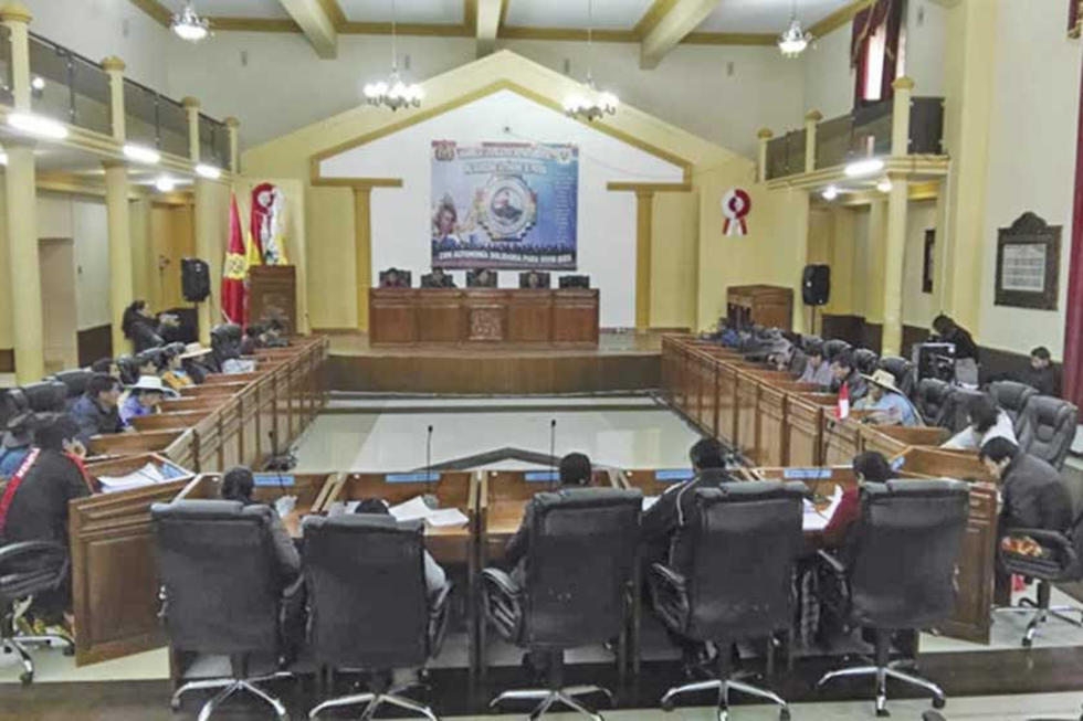 Los asambleístas ratifican convenios para obras viales