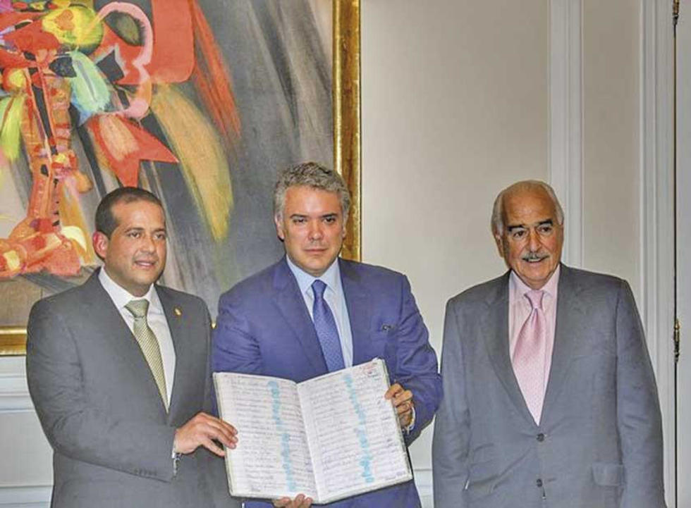 Entregan al presidente Duque 500.000 firmas contra la reelección