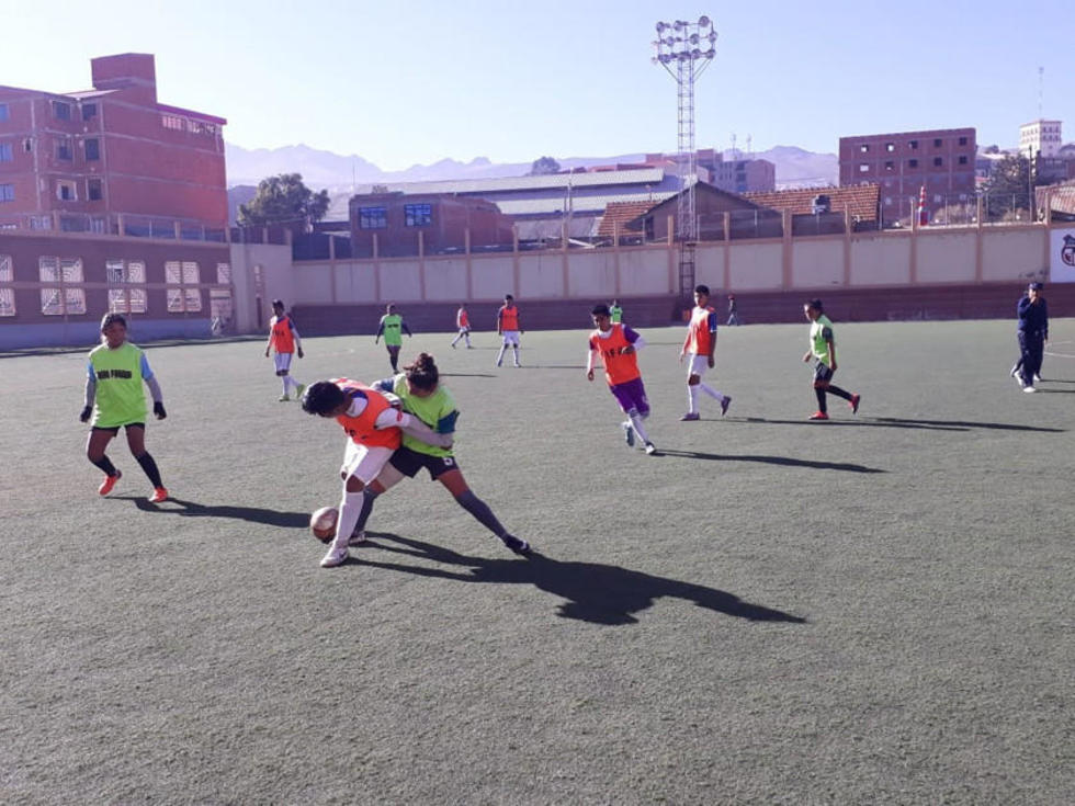 El equipo femenino de Real se alista para jugar en el torneo de la Asociación