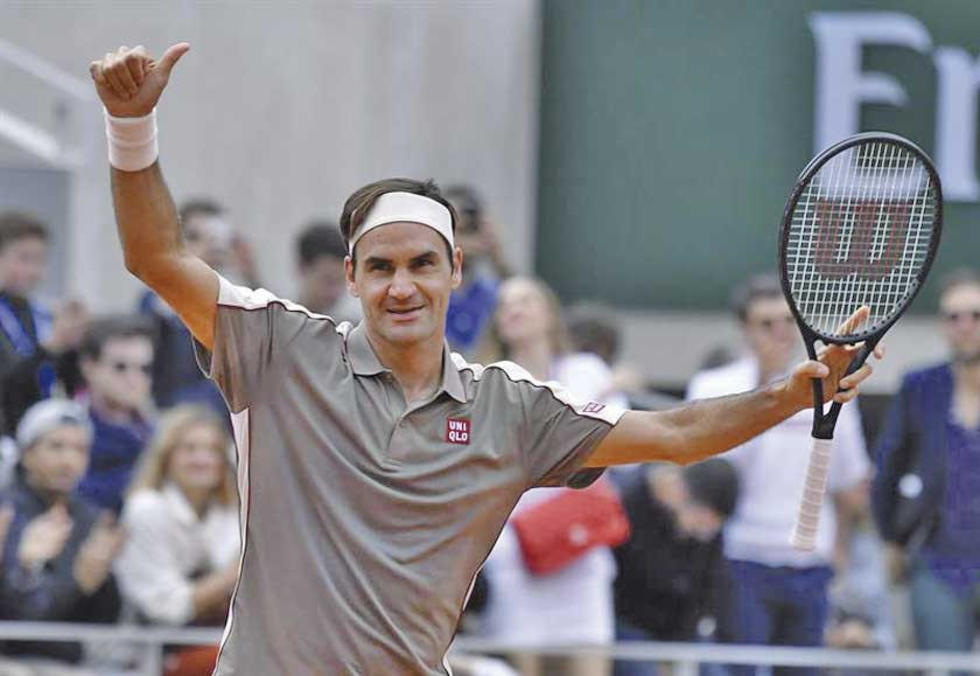 Roger Federer vence al italiano Lorenzo Sonego en su retorno a Roland Garros