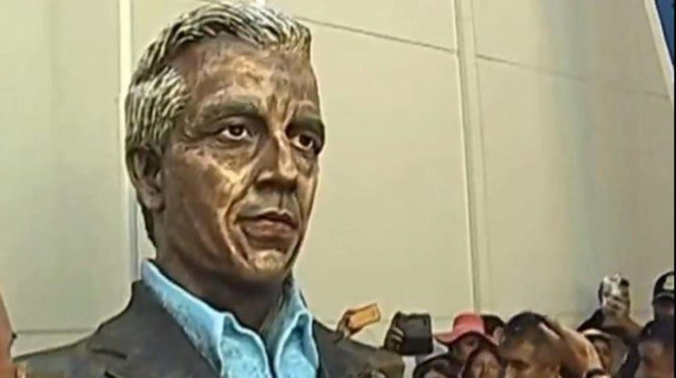 Llueven críticas al busto del vicepresidente Alvaro García Linera en escuela