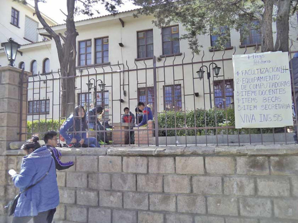 Continúa bloqueo en edificio central