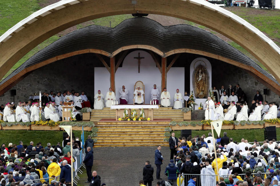 El Papa alienta a la minoría católica rumana