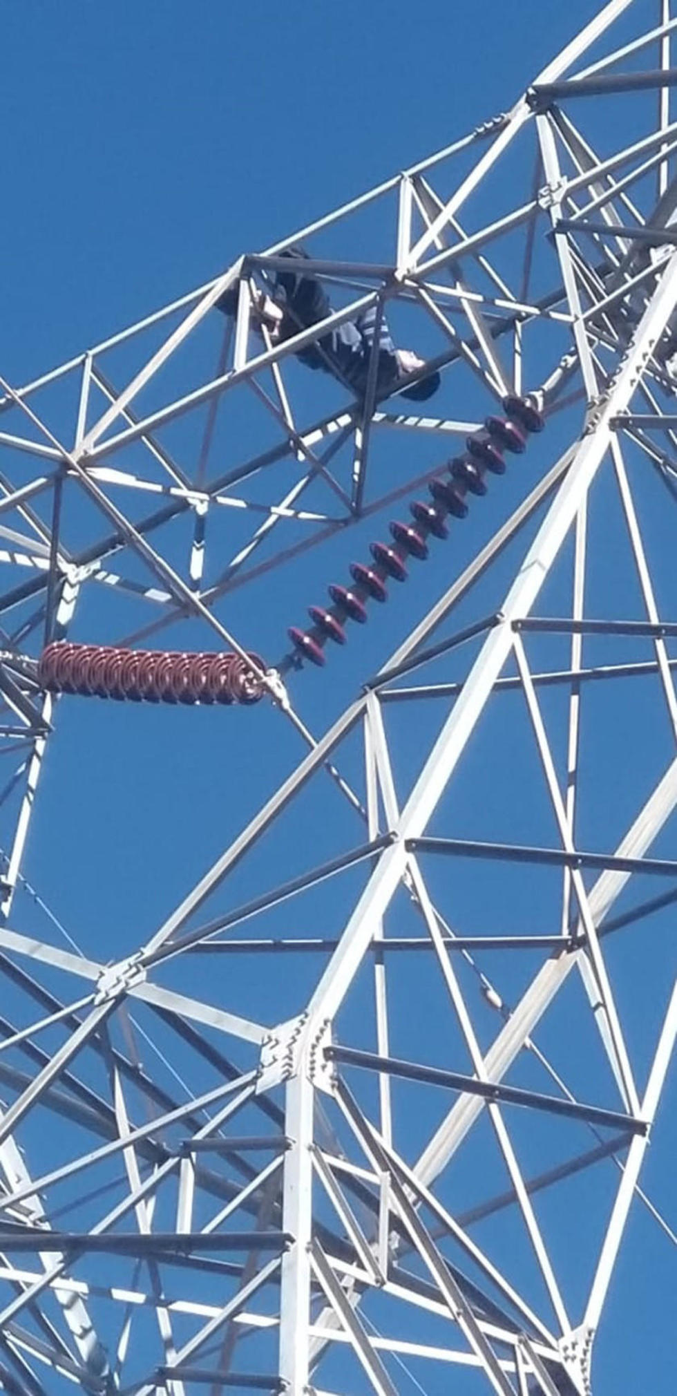Rescatan a suicida de torre de alta tensión en el norte