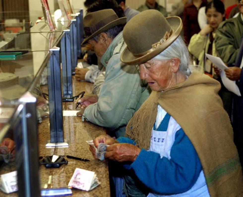 Gobierno proyecta subir en 50 Bolivianos la Renta Dignidad