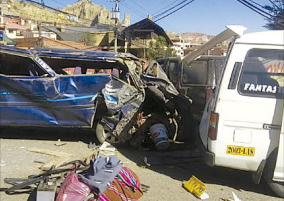 La Paz: una colisión en Achumani provoca un muerto y ocho heridos