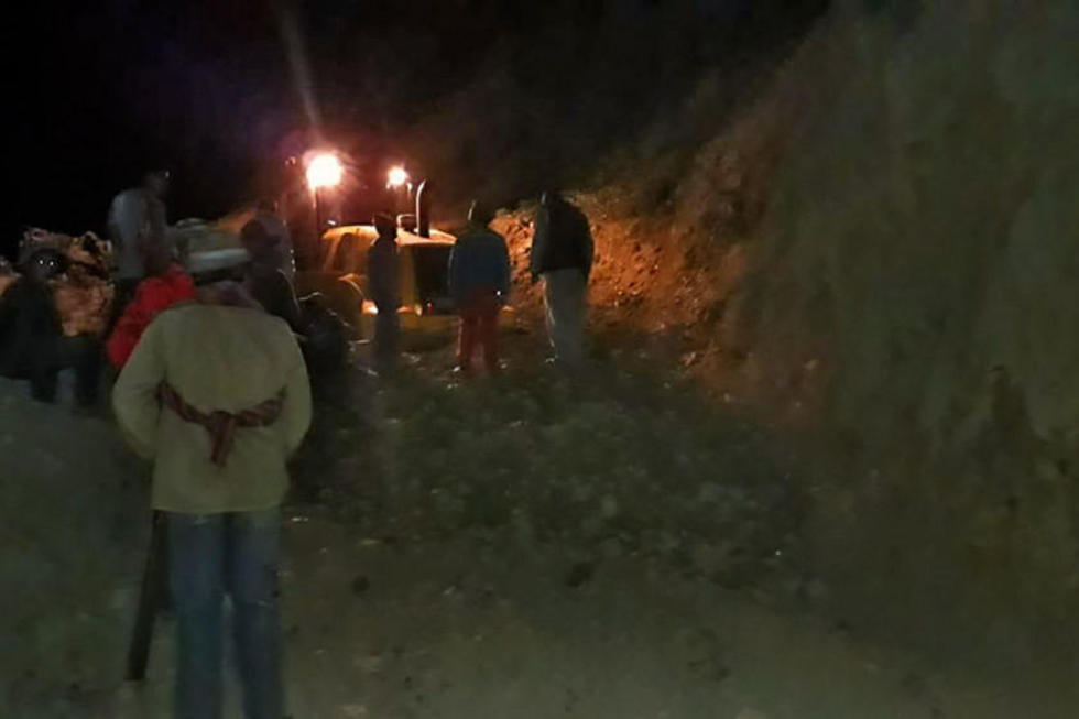 Chofer sobrevive tras quedar sepultado por deslizamiento de cerro