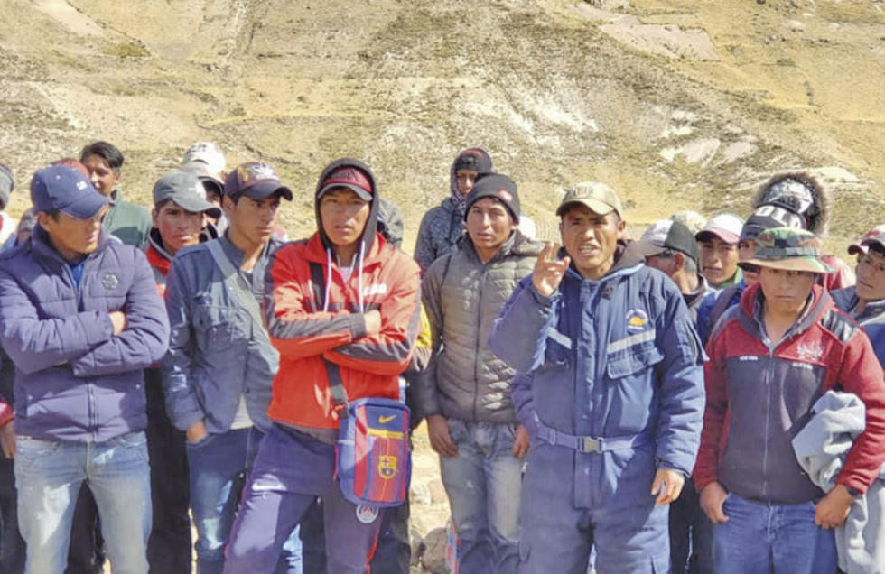 Instan a niños y personas adultas a abandonar las tierras avasalladas