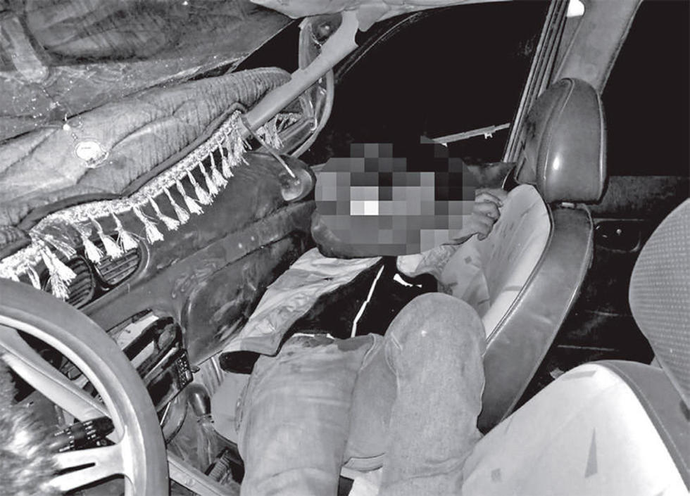 Hallan a un chofer malherido dentro de auto siniestrado