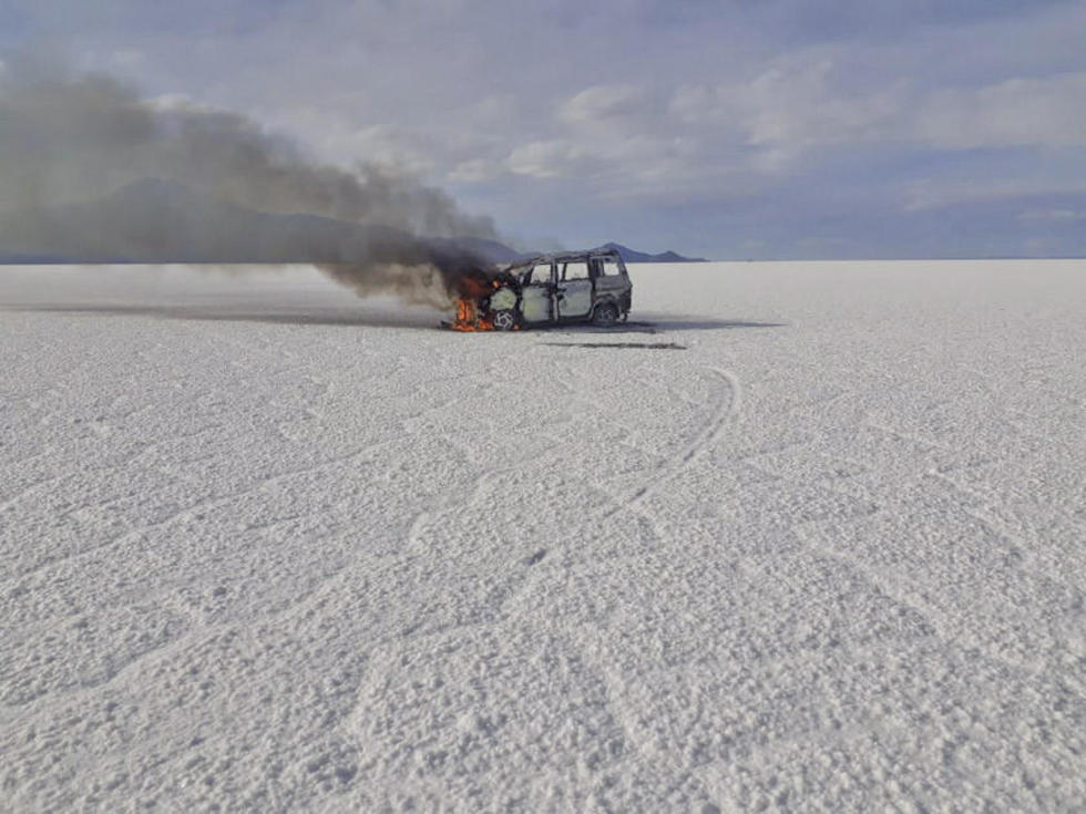 Auto chuto ardió en el salar luego de volcar