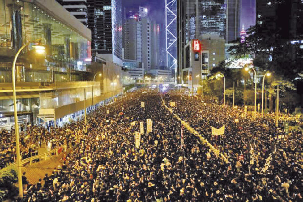 Marea humana desborda Hong Kong en defensa de sus libertades