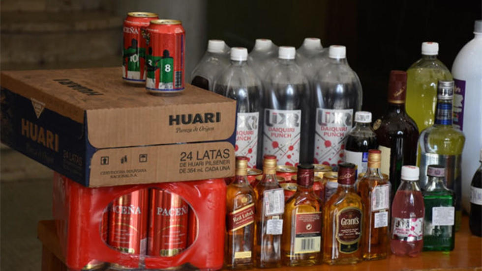 Decomisaron 6.180 botellas de bebidas en el Gran Poder