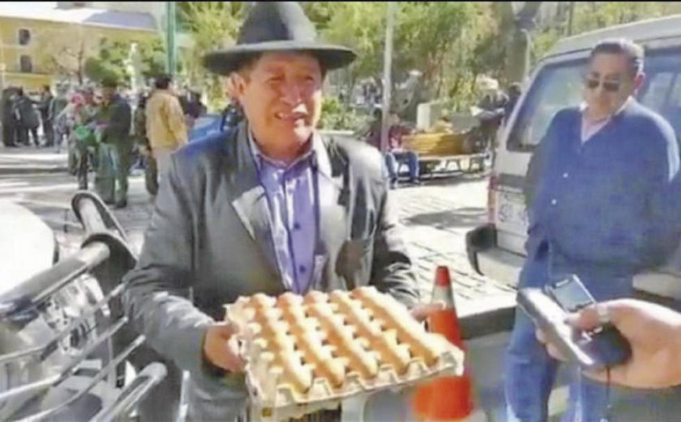 Le regalan huevos al vice y le retan a que debata 