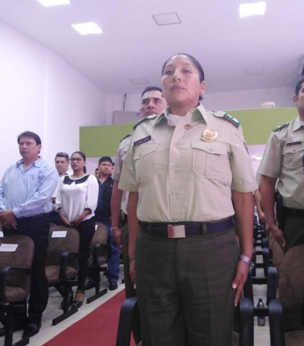 Condecoran a una policía por desarmar a un ebrio